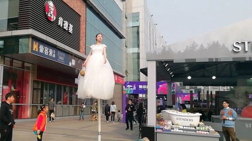 送餐路上的观察 商家创意吸睛与农产品展销的冷清反差